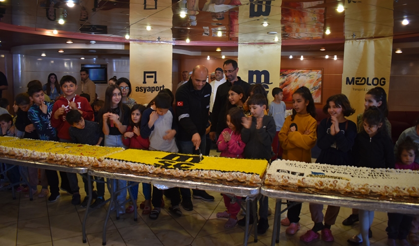Depremzedeler için 15 metrelik pasta hazırlandı