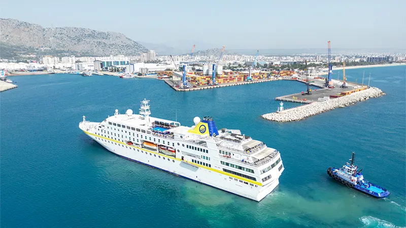 QTerminals Antalya Limanı, yılın ilk kruvaziyer gemisi Hamburg’u ağırladı