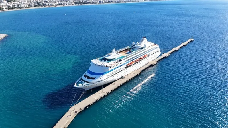 Alanya’ya lüks kruvaziyer yanaştı