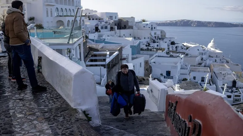 Deprem Santorini’yi vurdu turizm durma noktasında