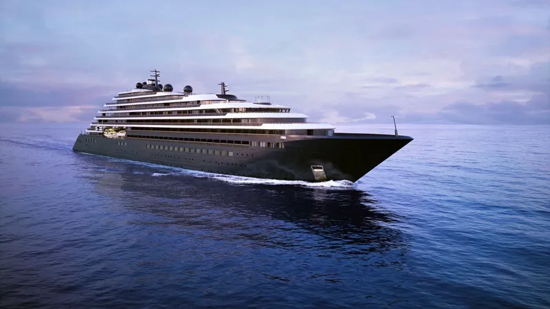 Ritz-Carlton’un Yeni Yatı Luminara Denize İndi