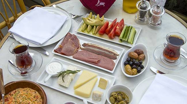 La Petite Maison?da ikonik Fransız kahvaltısına Türk dokunuşu