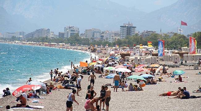 Dünyaca ünlü Konyaaltı Sahili`nde hafta içi yoğunluğu