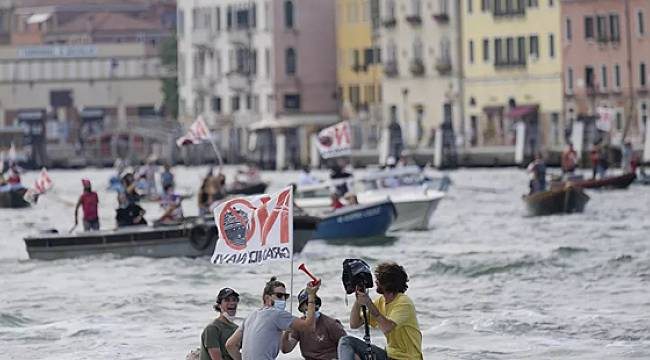 Kruvaziyer gemilerinin Venedik`e geri dönüşü protestolarla karşılandı
